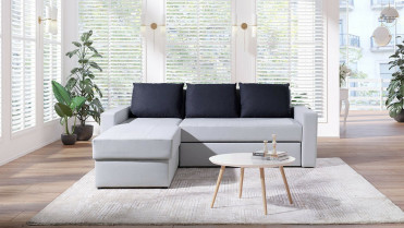 DOMINO Chaiselong sofa i lysegrå med puder i sort farve