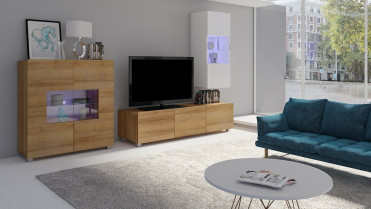 Tv møbler med tv bord, kommode og væghængte skab i hvid og træ farver