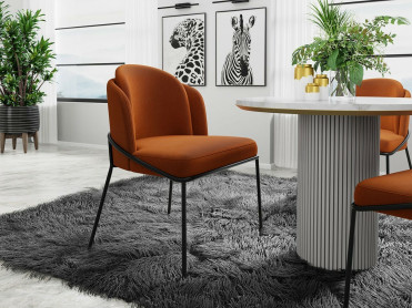 velour stol i kobber farve med sorte ben