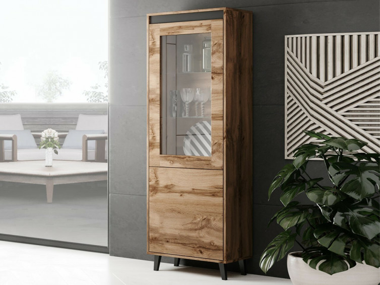 Vitrine i træ farve med ben og sorte detaljer