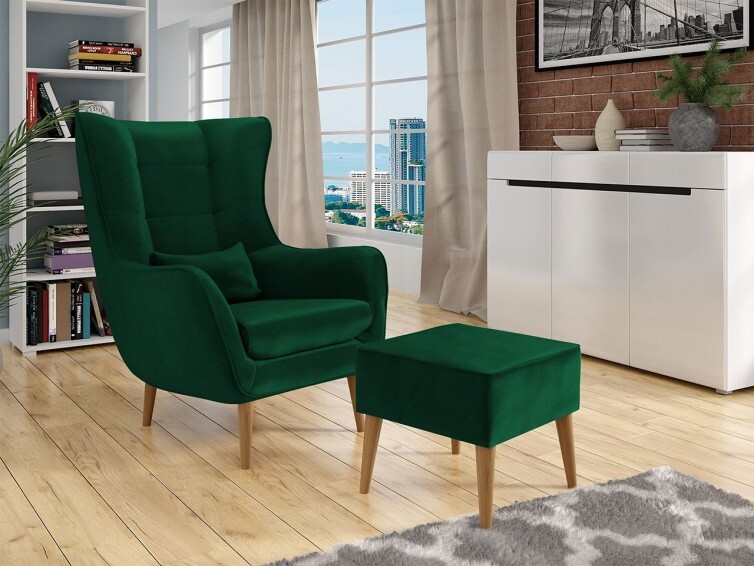 Grøn velour lænestol med en skammel