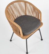 ANNE rattan stol med armlæn og ben i sortmalet stål samt aftagelig grå pude ANNE rattan stol med armlæn og ben i sortmalet stål samt aftagelig grå pude
