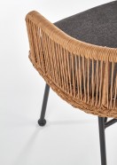 ANNE rattan lænestol med armlæn og ben i sortmalet stål samt grå pude ANNE rattan lænestol med armlæn og ben i sortmalet stål samt grå pude