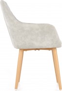 JEANNIE stol med armlæn i quiltet lysegrå velour og ben i træ farve JEANNIE stol med armlæn i quiltet lysegrå velour og ben i træ farve