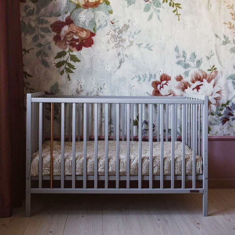 Lysegrå træ tremmeseng i moderne design