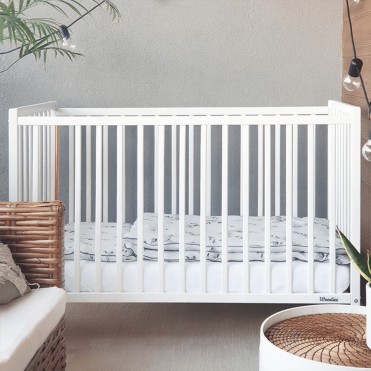 Hvid tremmeseng i moderne design Hvid tremmeseng i moderne design