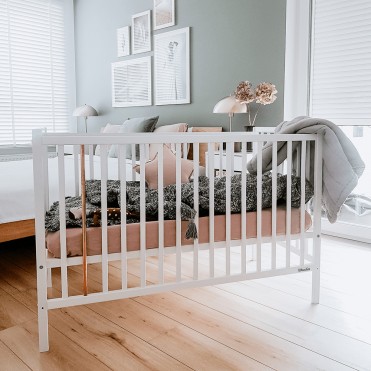 Hvid tremmeseng i moderne design Hvid tremmeseng i moderne design