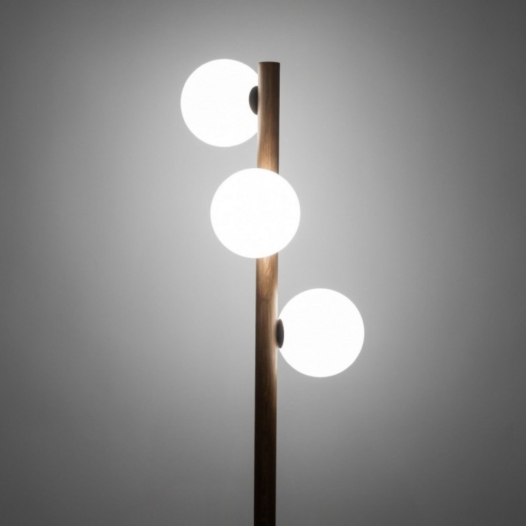 ESTERA WOOD gulvlampe – valnøddefarvet