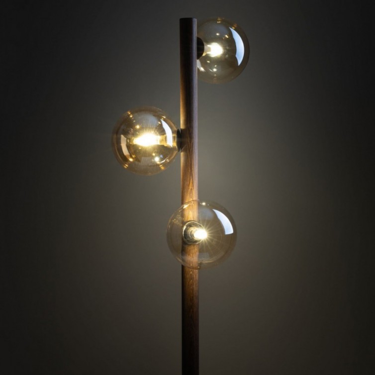 ESTERA WOOD gulvlampe – ravfarvet/valnøddefarvet