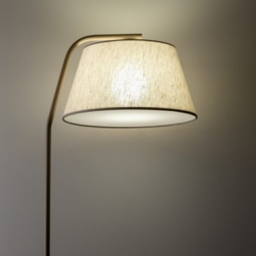 FORMO gulvlampe &ndash; sandfarvet