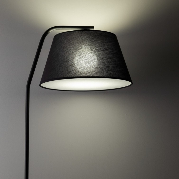 FORMO gulvlampe &ndash; sort
