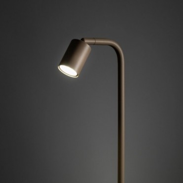 NEX gulvlampe &ndash; sandfarvet